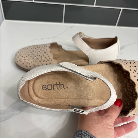 Earth Brynn Mary Jane Sandal Round Toe Beige Perforated Leather Size 8.5 - Picture 4 of 8